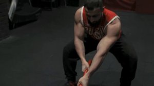 Удары кувалдой по покрышке. Правильная техника выполнения, полный разбор фаз движений.