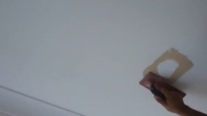 Потрескалась краска на стене