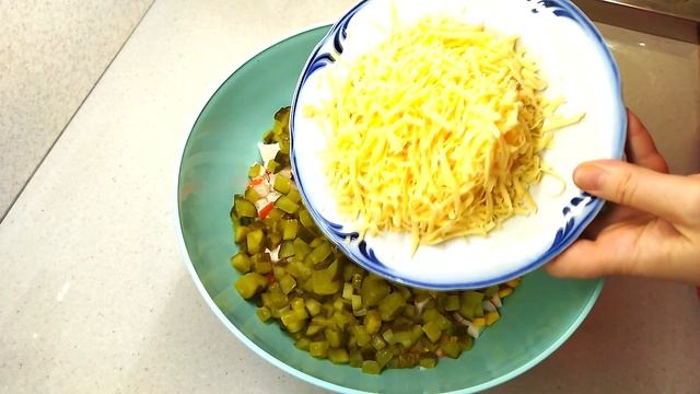Очень вкусный салат с крабовыми палочками. Кулинарный канал "НА КУХНЕ У МАМЫ"
