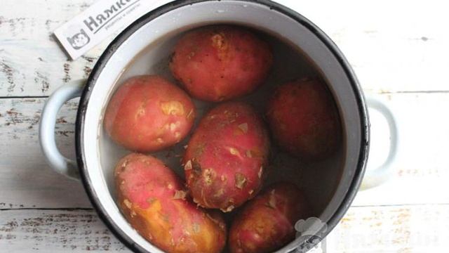 Салат с картошкой, сыром, яйцами и солеными огурцами