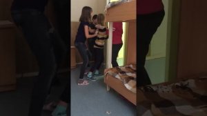 Как девочки над пацаном издевались)))