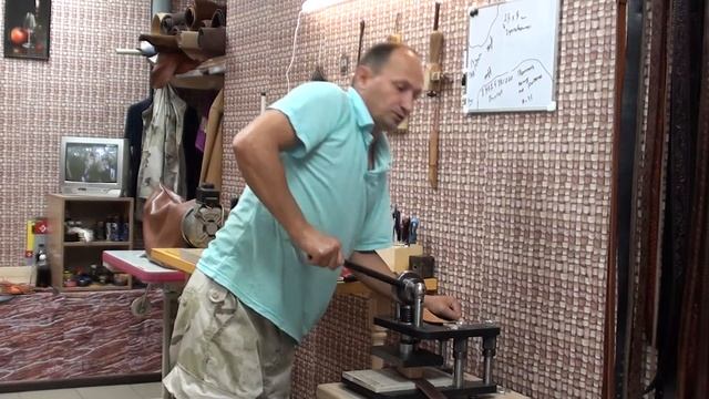 Тиснение Прессом. Изготовления Кожаного Ремня Растительного Дубления.