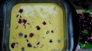 Шарлотка с черешней