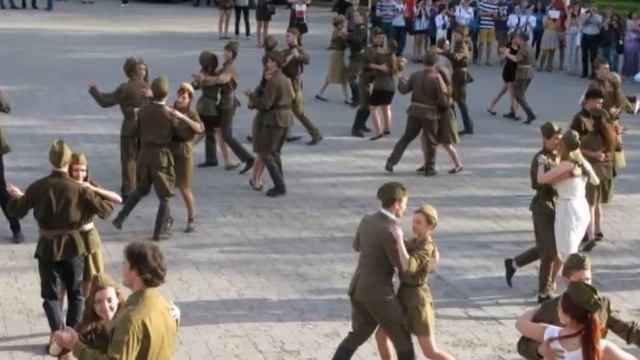 Видеоролик к песне " Майский вальс". Автор: Никифорова Н.В., учитель МБОУ "Гремяченская СОШ" смотреть онлайн