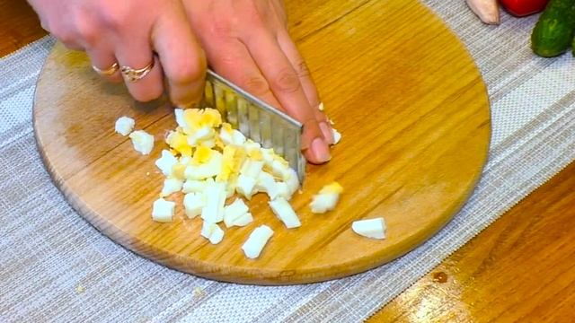 Беру БАНКУ ГОРОШКА и Чеснок! Готовлю гениальный салат! Вкусный рецепт из простых продуктов!