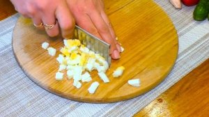 Беру БАНКУ ГОРОШКА и Чеснок! Готовлю гениальный салат! Вкусный рецепт из простых продуктов!