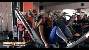 Гакк-приседания в тренажере