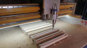 ЧЕРНОВАЯ ОБРАБОТКА ЯСЕНЯ НА ЧПУ. ПОДАЧА 6000, ФРЕЗА 3Х ЗАХОДНАЯ 12ММ СО СТРУЖКОЛОМАМИ ГРИНТУЛЗ.