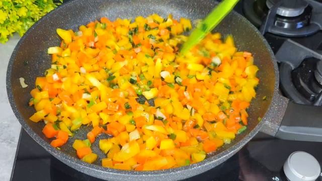 Бабушка научила, никогда не выбрасывайте мелкую картошку! Вкусный ужин из простых продуктов быстро