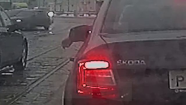 Водитель бросает окурок на Ленинском проспекте смотреть онлайн