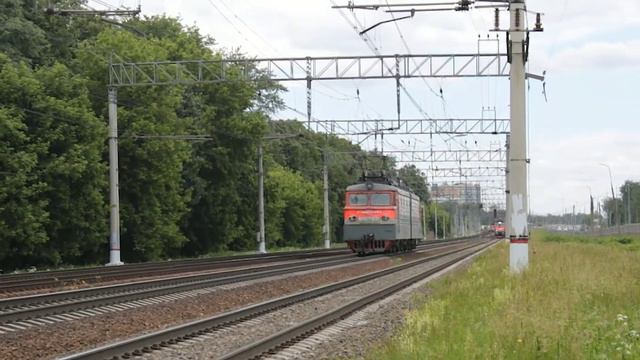 Встреча электровоза ВЛ10У-1021 с электровозом ЭП20-050 с поездом №070М Москва- Липецк. смотреть онлайн