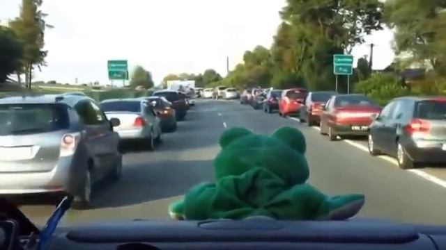 Вот как должны пропускать скорую помощь! смотреть онлайн