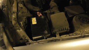 Аккумулятор зимой в морозы разрядился за месяц стоянки. Это нормально, но надо полностью зарядить.