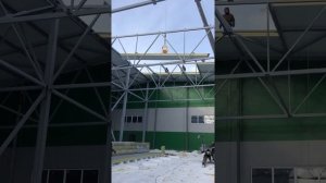 Монтаж кровельной сэндвич панели за 3 минуты