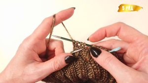 СТИЛЬНАЯ ШАПКА НА ОСЕНЬ-ЗИМУ ИЗ ПРЯЖИ METALLIC / Подробный МК по вязанию женской шапки спицами