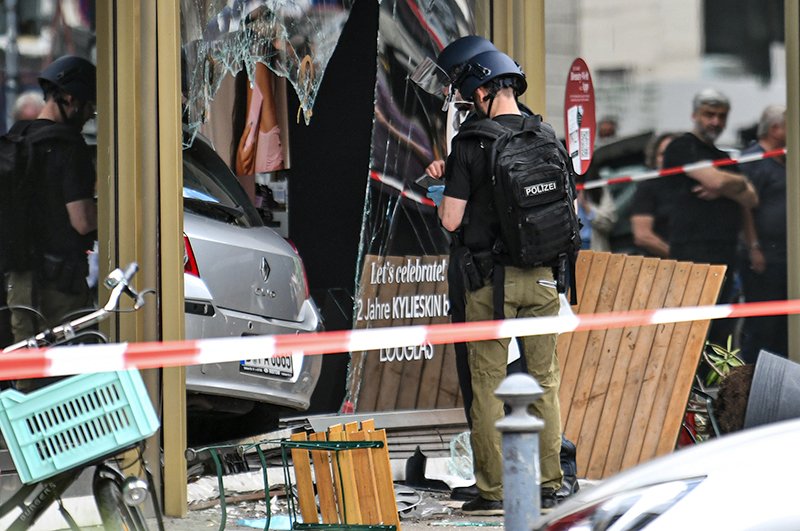 Протаранивший толпу в Берлине преступник оставил признание в автомобиле / События на ТВЦ