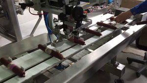 Нанесение кольцеовой этикетки на сырокопченую колбасу (АЭК60 СИГНАЛ-ПАК)