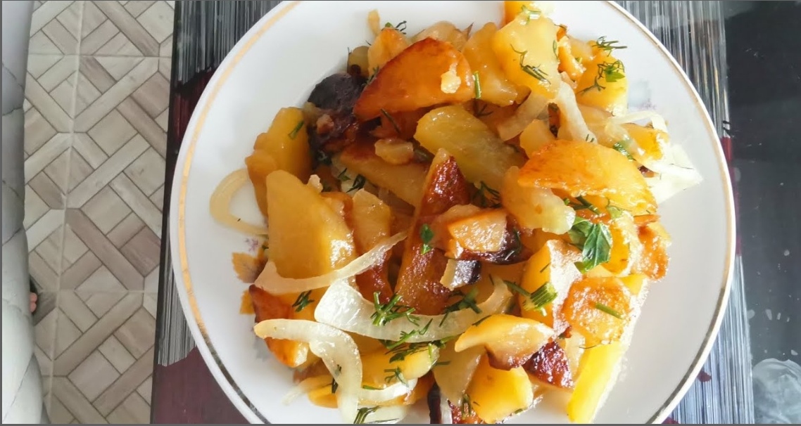 Картофель с поджарками. ПРИЯТНОГО АППЕТИТА!! Fried potatoes. BON APPETIT!!