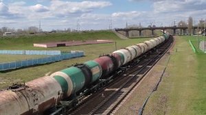 Почти идеально собранный состав. Длинный тяжелый грузовой поезд Train \ Zug \ Pociąg \ Traukinys