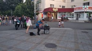 Анапа. Уличный певец - инвалид. Это стоит посмотреть здоровым людям. Артур Есенин
