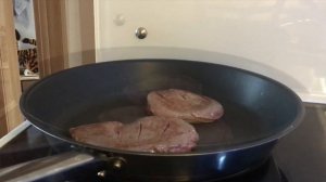 СТЕЙК МИРАТОРГ ПАРИЗЬЕН на сковороде