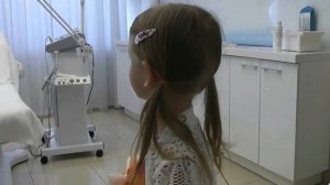 Прокалываем уши Кристине