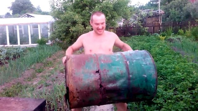 Силач бочку 200 литов жмёт от груди!!! смотреть онлайн