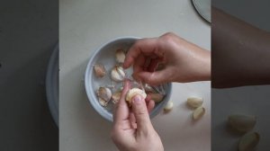 Как быстро и без проблем почистить чеснок. #полезныйсовет, #лайфхак #чеснок