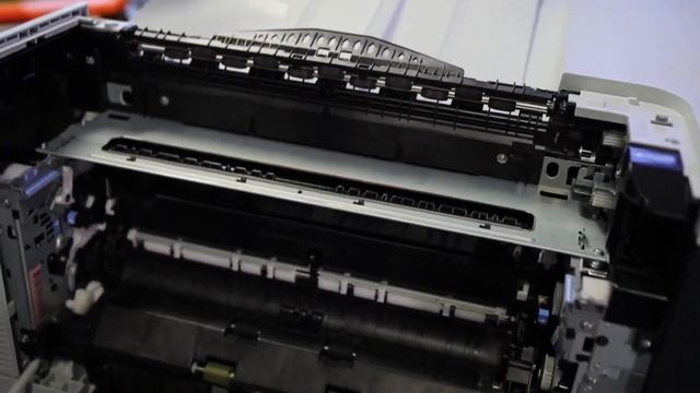 Cleaning your HP Color Laserjet CP5225 Series Printer / Big Ghost смотреть онлайн