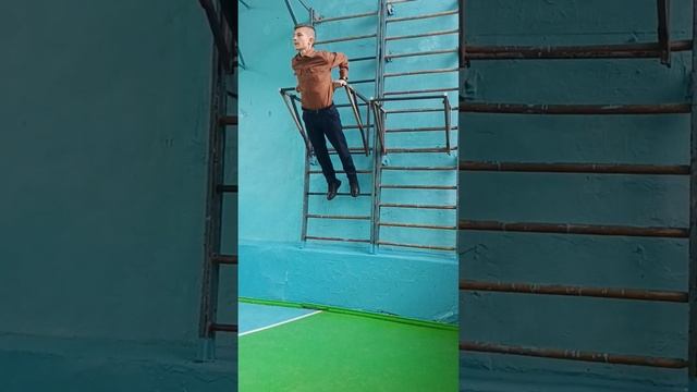 Офицерский выход, оператор Санечка. #воркаут #офицерский #подтягивания #турник #мемы #брусья #спорт смотреть онлайн