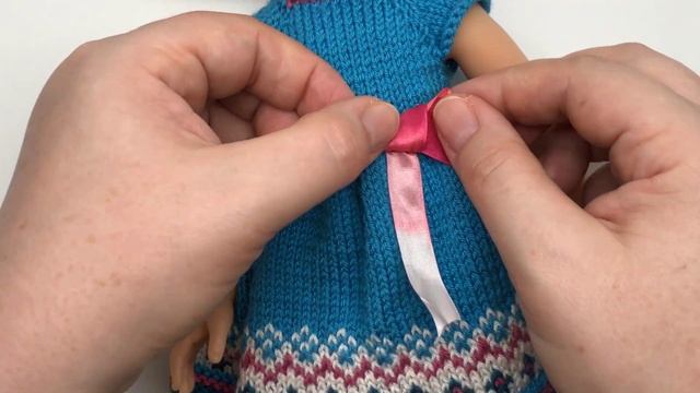 ? Как завязать бантик из ленты на кукольном платье