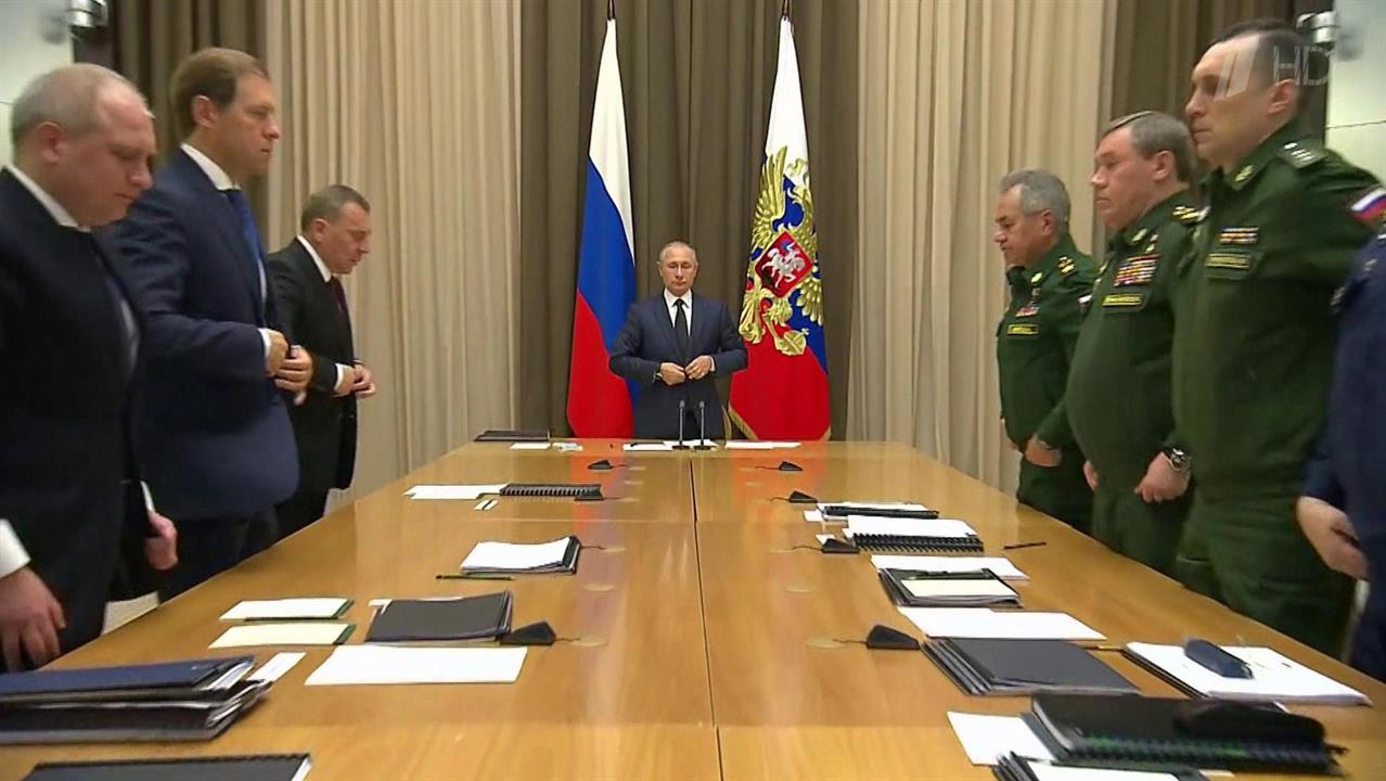 Президент на совещании с военными почтил минутой м...память экипажа вертолета, сбитого Азербайджаном