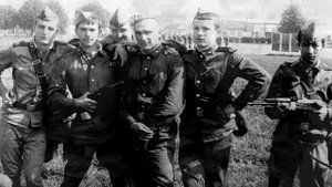 Память-птица не даёт покоя нам, зовёт в тот край, где были мы с тобою, где юность беспокойная живёт.