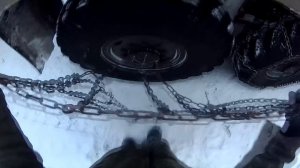 Надеваю 4 цепи на колёса Урал лесовоз