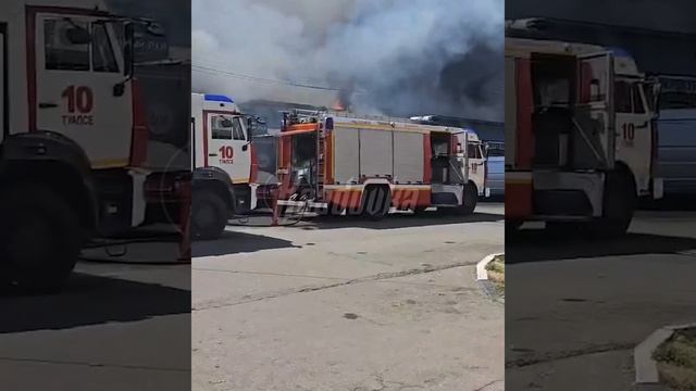 В Туапсе мощный пожар на рынке — центр города заволокло густым черным дымом