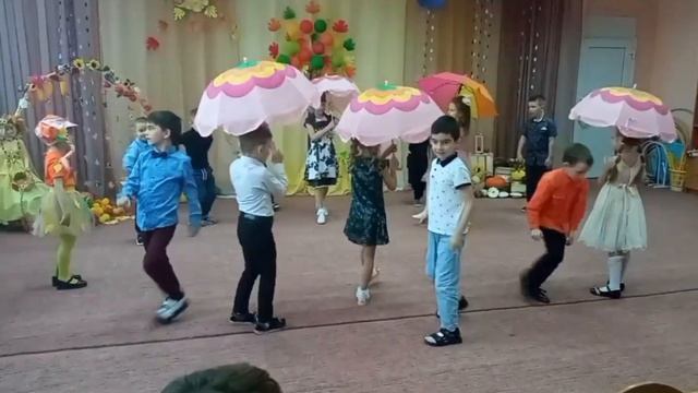 Игра - танец с зонтиками на песню "Я под дождиком иду" (сл. и муз. А. Боброва) на осенний день. смотреть онлайн