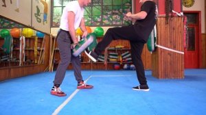 Удар ногой в пах: техника