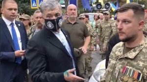 В День независимости Украины Порошенко облили зеленкой в центре Киева