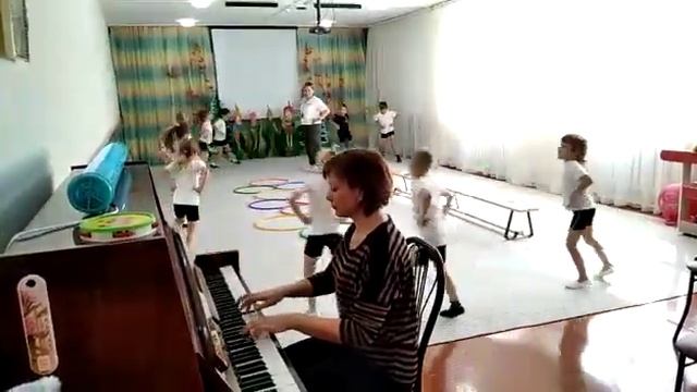 Утренняя зарядка под аккомпанемент смотреть онлайн