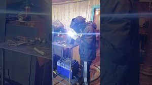 Сварка чёрного металла в среде аргона.