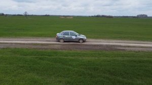 Машина едет по полю вид с боку