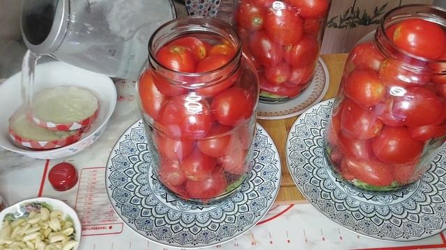 Кисло-сладкие-остренькие консервированные помидоры.