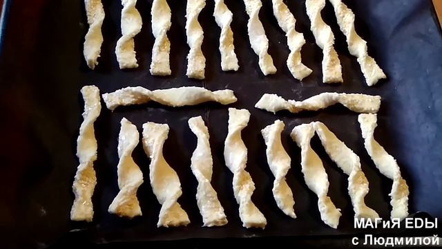 Два варианта вкусного перекуса. Сырные палочки и слойки с колбасой и сыром.