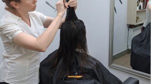 Стрижка для длинных волос, с объёмом в теменной зоне.