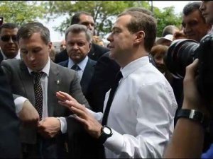 «Денег нет, но вы держитесь тут!» - ответил премьер Медведев пенсионерке