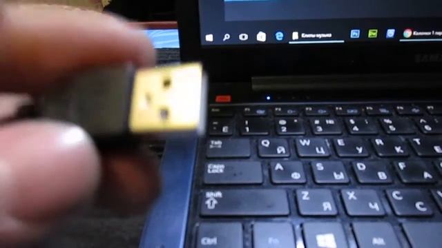 Как подключить колонки к ноутбуку и как играют