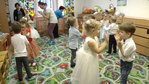 "Песня про маму" (средняя группа). Детский центр "РУЧЕЁК".