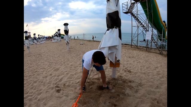 Пляжный коп/очищаем крымский пляж от мусора смотреть онлайн