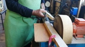 Заточка черенка для лопаты с помощью шлифовального станка.