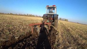 Ставим на плуг пластиковые отвалы.  ЮМЗ 8271 испытывает.